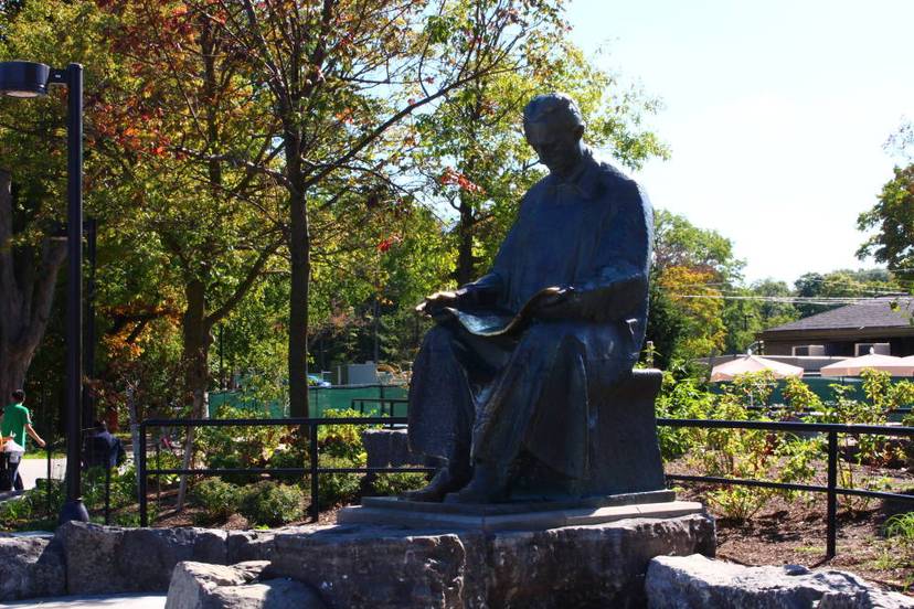 Nikola Tesla Statue on Goat Island.jpg