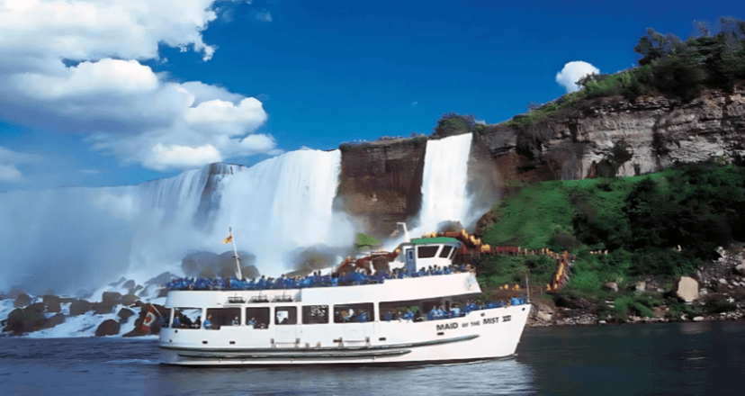 people on maid of the mist.jpg