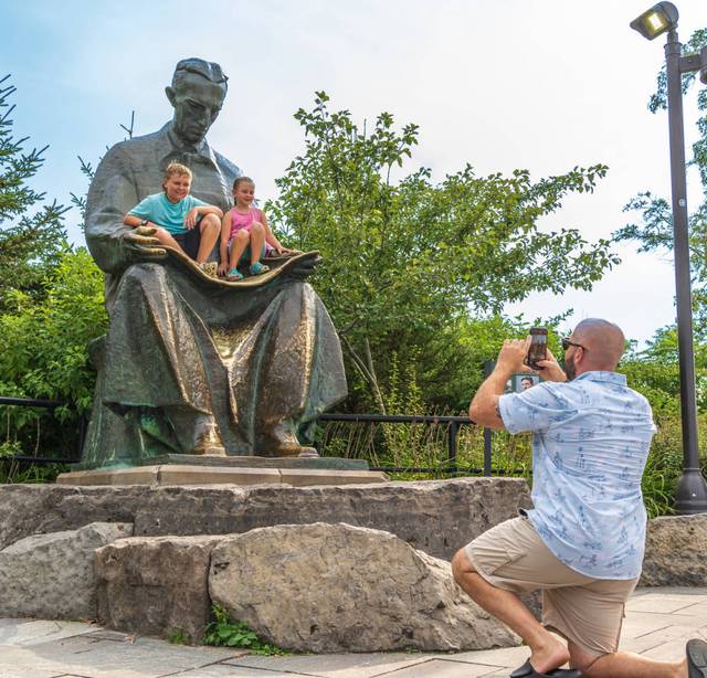 See Nicola Tesla Statue on Niagara falls Tour.jpg
