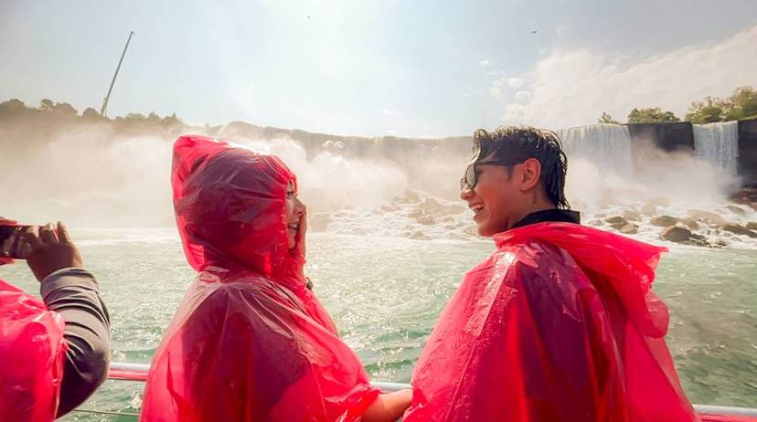 People enjoying Niagara falls tour.jpg