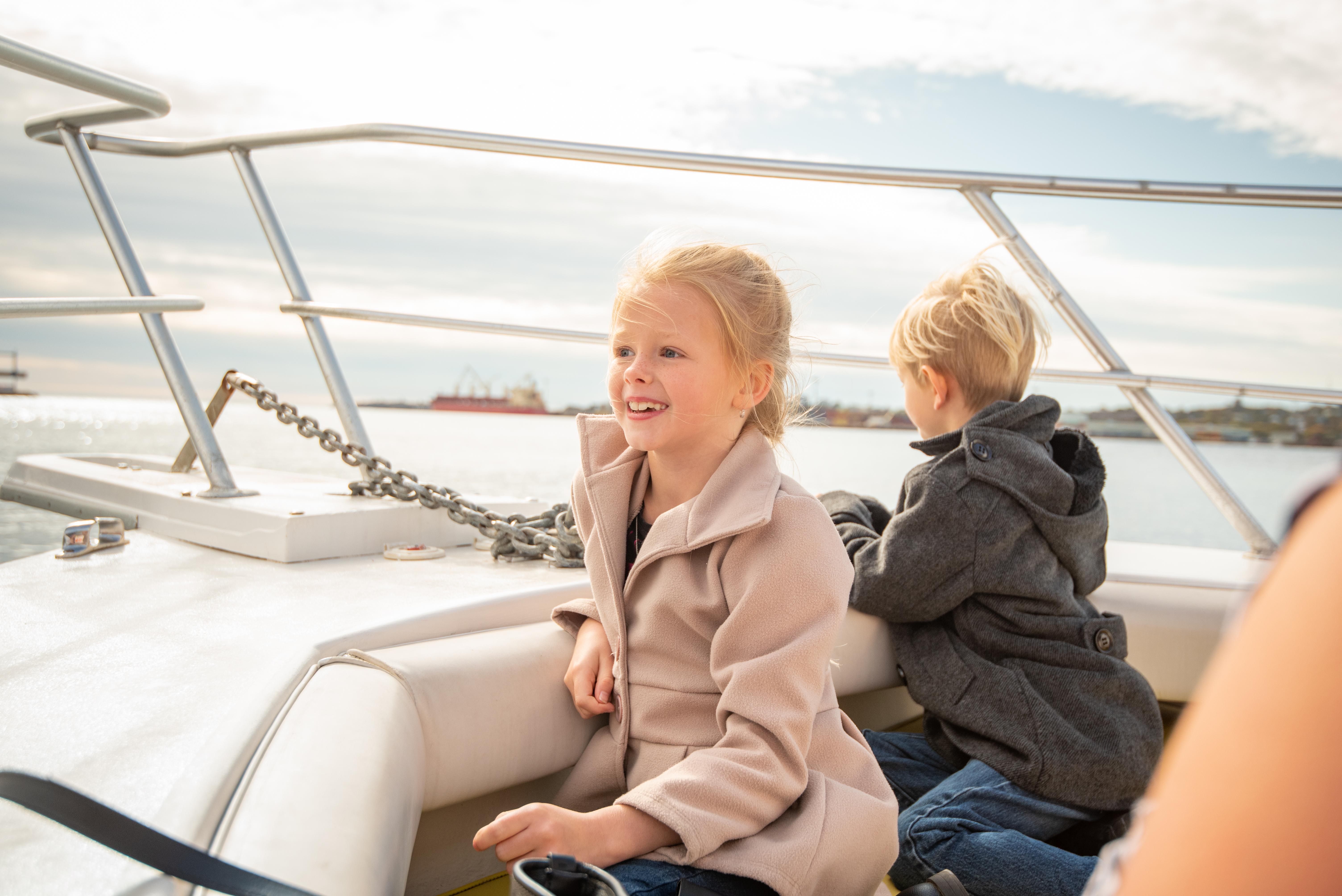 https://res.cloudinary.com/see-sight-tours/image/upload/v1581440664/Kids-on-See-Sight-Jetboat-Ride.jpg