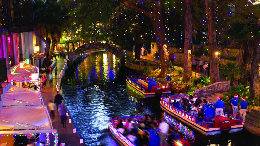 https://res.cloudinary.com/see-sight-tours/image/upload/v1669999724/strapi/5_river_walk_cruise_chirstmas_333f3cfb35.jpg