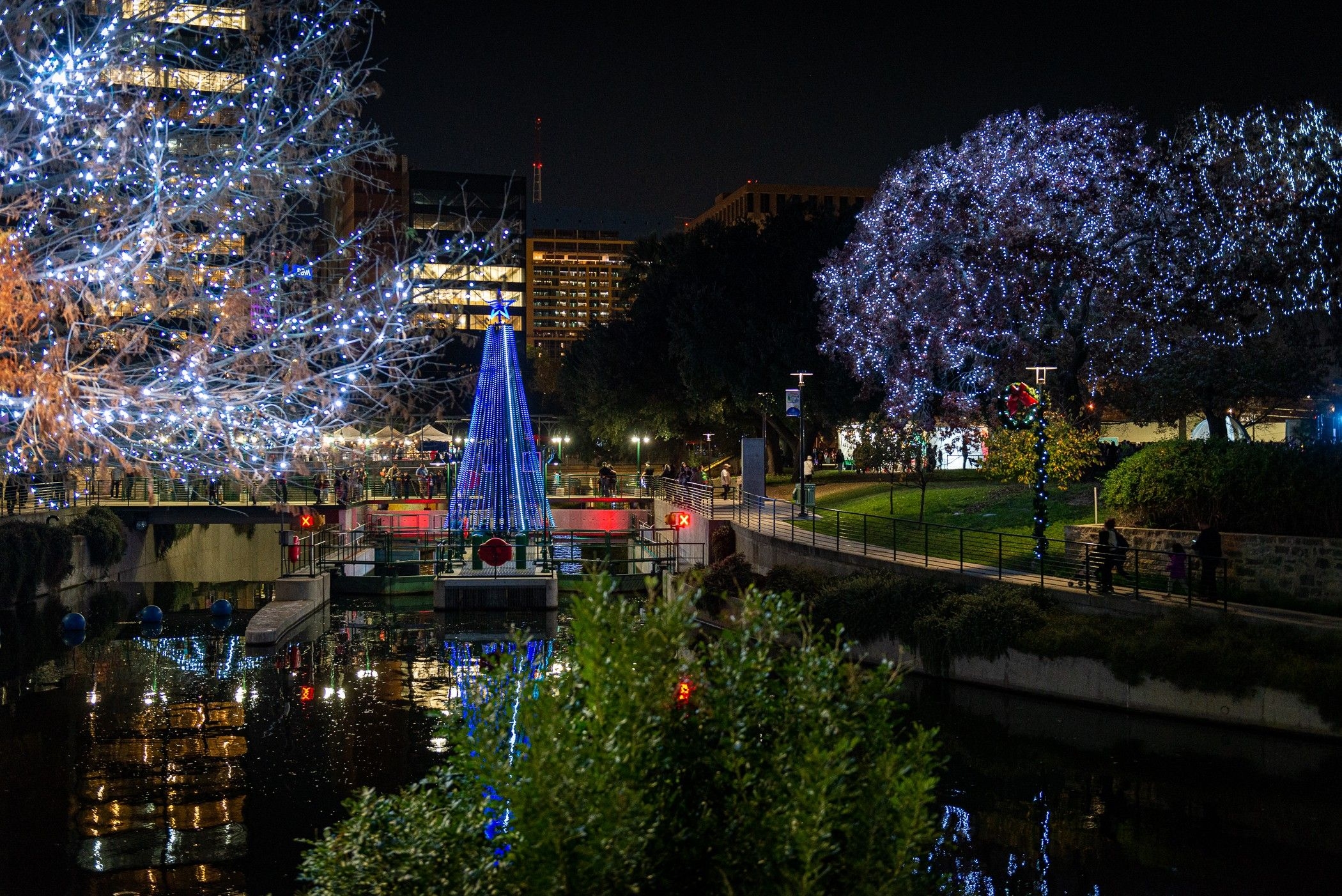 https://res.cloudinary.com/see-sight-tours/image/upload/v1669999726/strapi/7_riverwalk_christmas_tree_e3038e597e.jpg