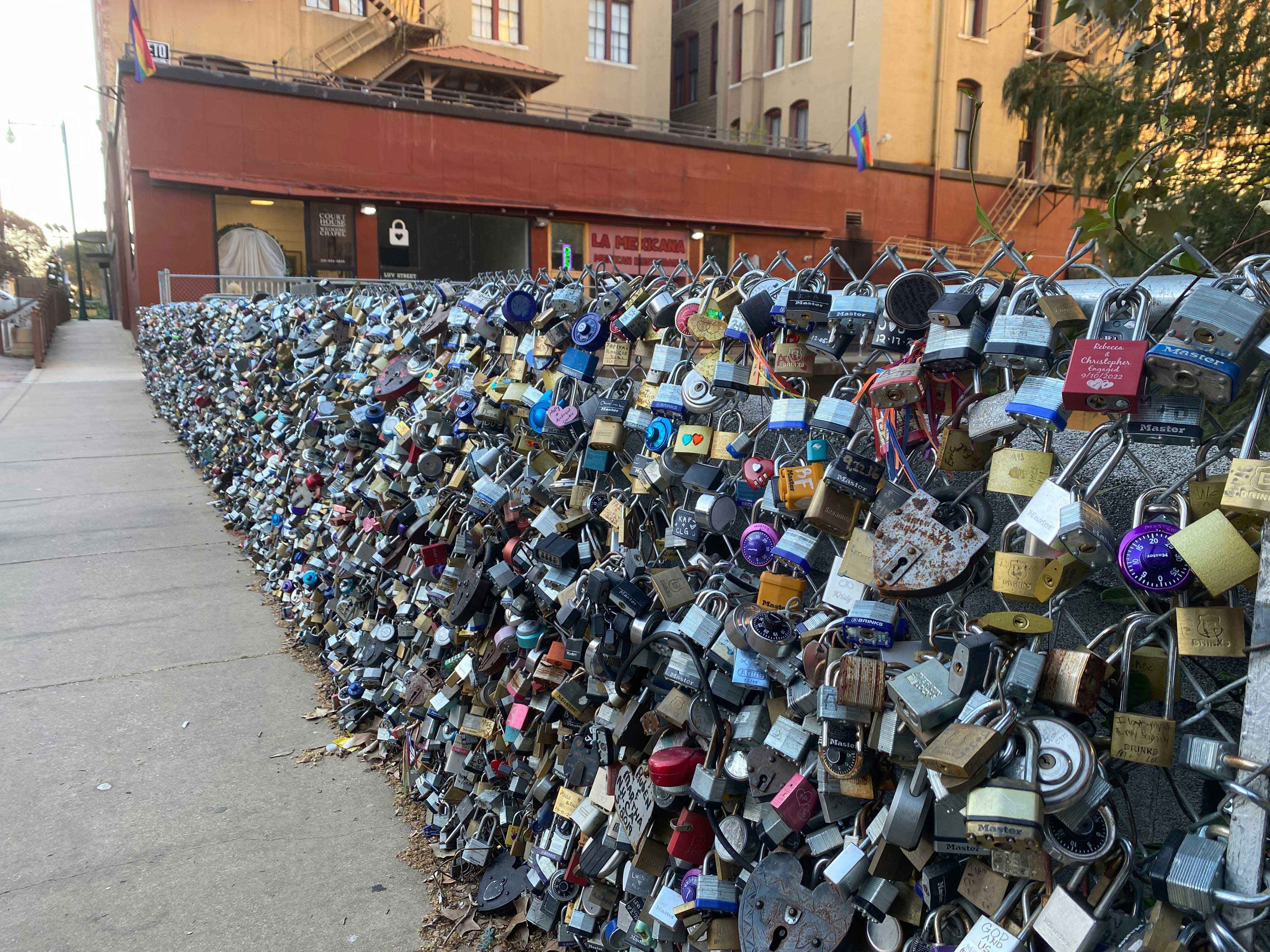 https://res.cloudinary.com/see-sight-tours/image/upload/v1672763990/strapi/Love_Lock_Bridge_b68d7353f7.jpg