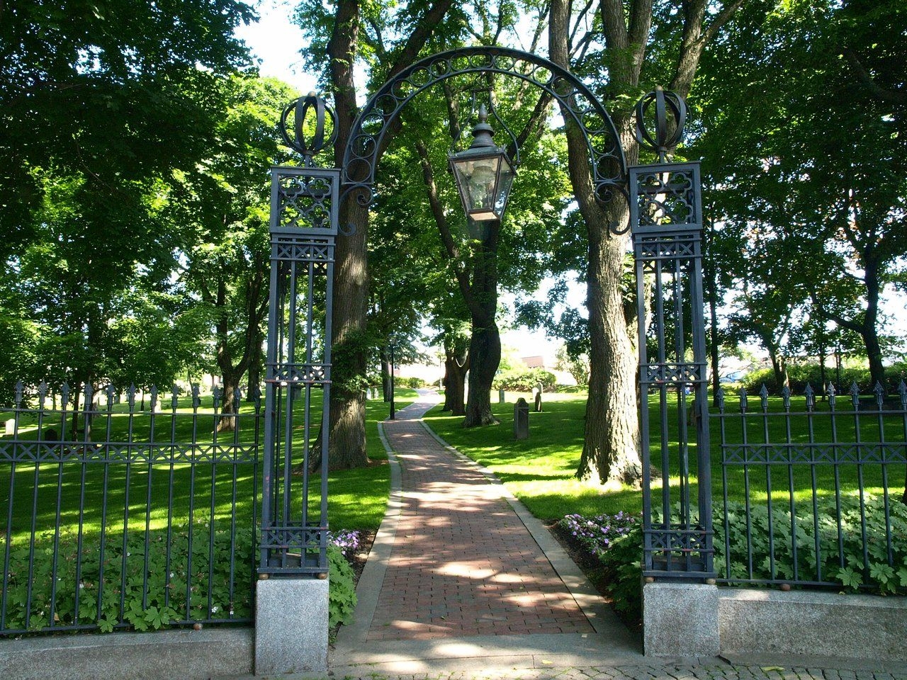 https://res.cloudinary.com/see-sight-tours/image/upload/v1678892866/strapi/Loyalist_Burial_Grounds_July_2009_2_medium_e43e6ce242.jpg