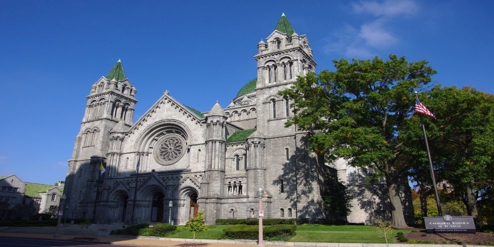 https://res.cloudinary.com/see-sight-tours/image/upload/v1679062198/strapi/7_Basilica_Saint_Louis_7d4598722b.jpg