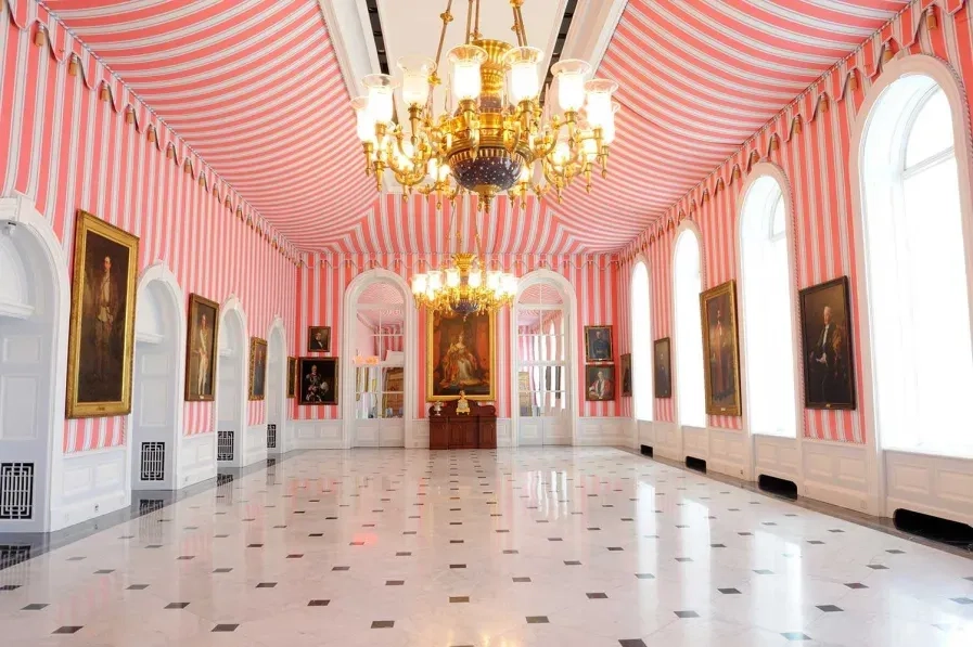 https://res.cloudinary.com/see-sight-tours/image/upload/v1738059393/strapi/Rideau_Hall_40cf617f61.webp