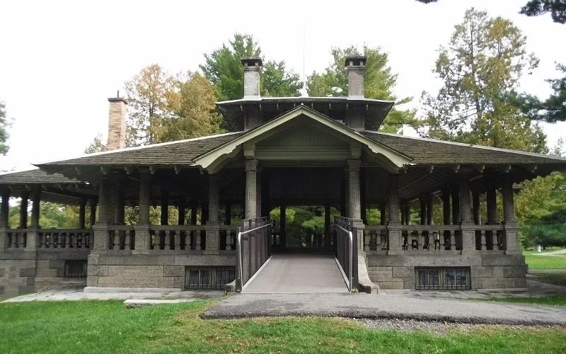 https://res.cloudinary.com/see-sight-tours/image/upload/v1738061890/strapi/Rockcliffe_Park_Pavillion_04557fb331.webp