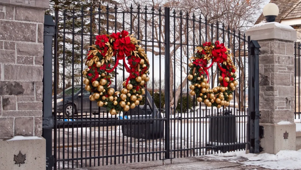 https://res.cloudinary.com/see-sight-tours/image/upload/v1738220278/strapi/prime_ministers_residence_canada_gate_27dd4b72f0.webp