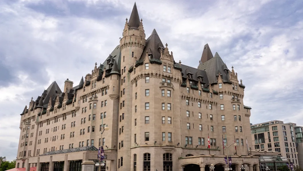 https://res.cloudinary.com/see-sight-tours/image/upload/v1738413505/strapi/Fairmont_Chateau_e76f7462e8.webp