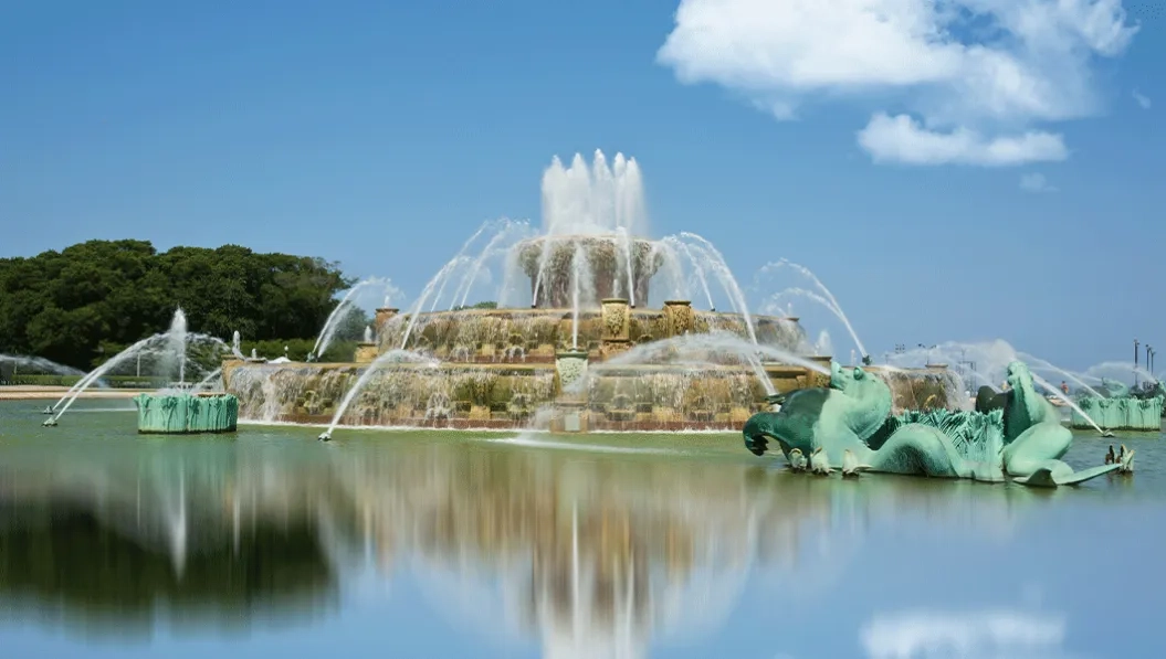 https://res.cloudinary.com/see-sight-tours/image/upload/v1739188061/strapi/Buckingham_Fountain_d1bf9db490.webp