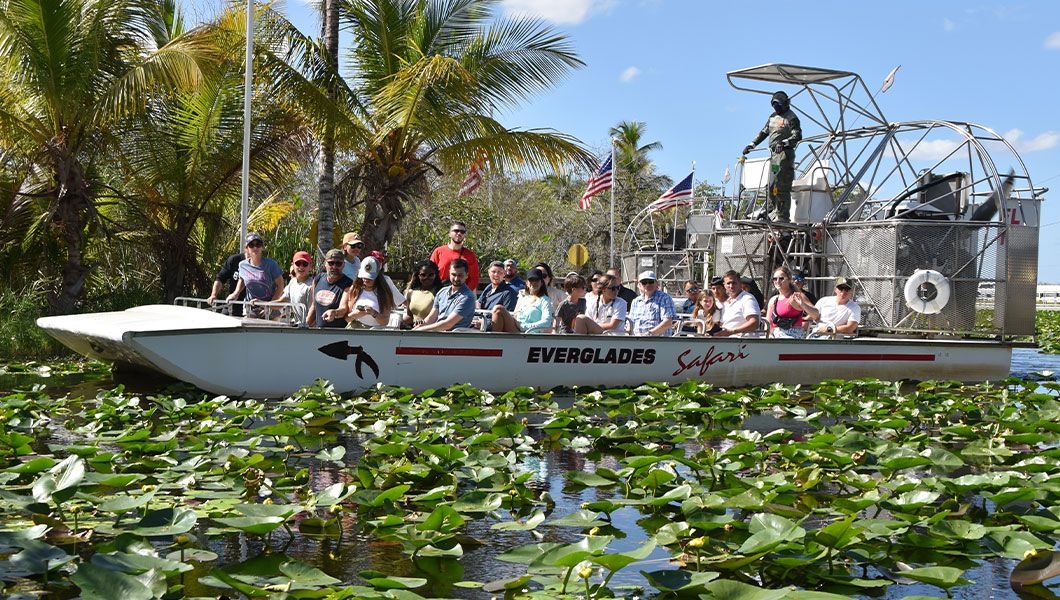 https://res.cloudinary.com/see-sight-tours/image/upload/v1744951376/strapi/Airboat_tour_at_the_National_Park_Everglades_4ad515d4cf.jpg