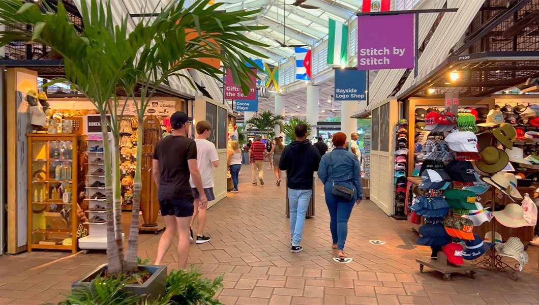https://res.cloudinary.com/see-sight-tours/image/upload/v1744954127/strapi/Enjoying_the_evening_at_Bayside_Marketplace_Miami_52a55ecb28.jpg