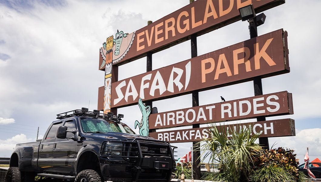 https://res.cloudinary.com/see-sight-tours/image/upload/v1744956275/strapi/A_large_black_Jeep_stands_in_a_parking_lot_next_to_a_sign_49c9dff40c.jpg