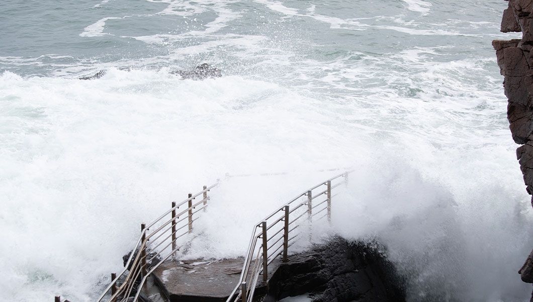 https://res.cloudinary.com/see-sight-tours/image/upload/v1744958541/strapi/Thunder_Hole_in_Winters_123d9d0c93.jpg