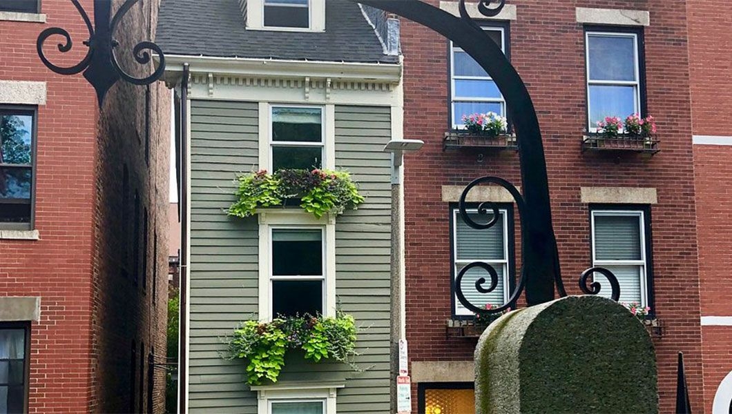 https://res.cloudinary.com/see-sight-tours/image/upload/v1744979704/strapi/Boston_Skinny_House_US_15afac90e4.jpg
