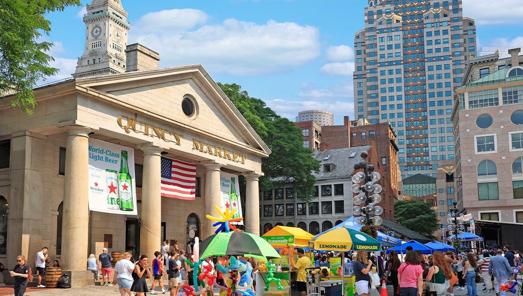 https://res.cloudinary.com/see-sight-tours/image/upload/v1745228890/strapi/Boston_US_Quincy_Market_24b709a524.jpg