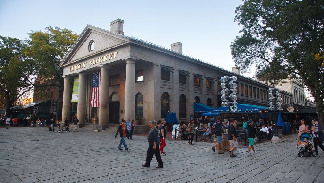 https://res.cloudinary.com/see-sight-tours/image/upload/v1745228890/strapi/Quincy_Market_US_Boston_8030cab8ea.jpg