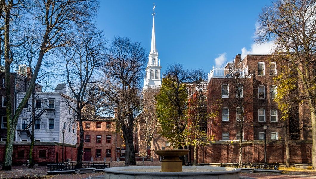 https://res.cloudinary.com/see-sight-tours/image/upload/v1745229213/strapi/Old_North_Church_MA_Boston_48ed4b9e77.jpg