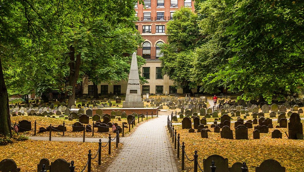 https://res.cloudinary.com/see-sight-tours/image/upload/v1745229831/strapi/Granary_Burying_Ground_MA_2abd1616bb.jpg
