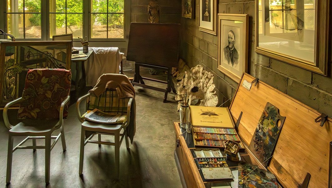 https://res.cloudinary.com/see-sight-tours/image/upload/v1745232706/strapi/easels_worktables_and_art_supplies_of_the_Bonnet_House_Museum_and_garden_s_Art_Studio_e15082860d.jpg