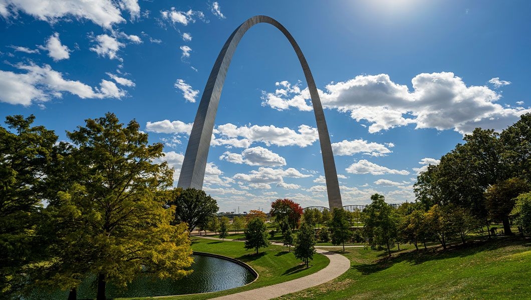 https://res.cloudinary.com/see-sight-tours/image/upload/v1745234801/strapi/Gateway_Arch_National_Park_Missouri_45e77f3abc.jpg