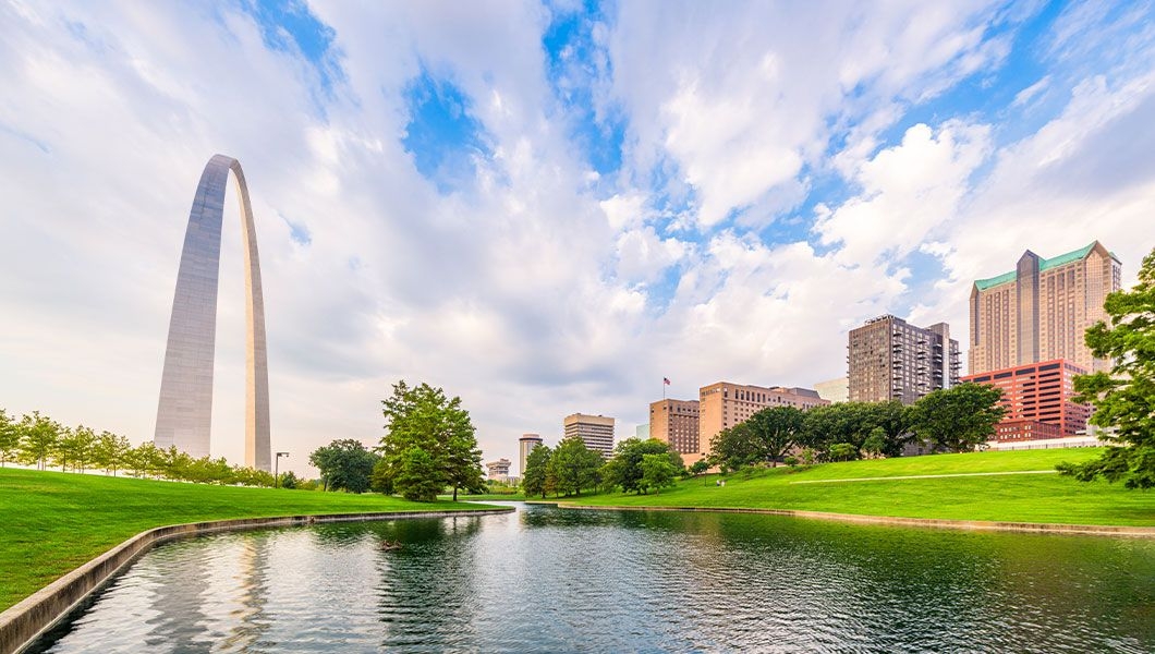 https://res.cloudinary.com/see-sight-tours/image/upload/v1745234801/strapi/St_Louis_Missouri_USA_park_view_in_the_morning_d61800b7cd.jpg