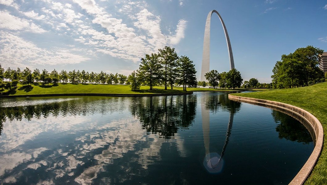 https://res.cloudinary.com/see-sight-tours/image/upload/v1745234801/strapi/The_Gateway_Arch_of_St_Louis_during_a_sunny_late_morning_part_of_Gateway_Arch_National_Park_711605ec4b.jpg
