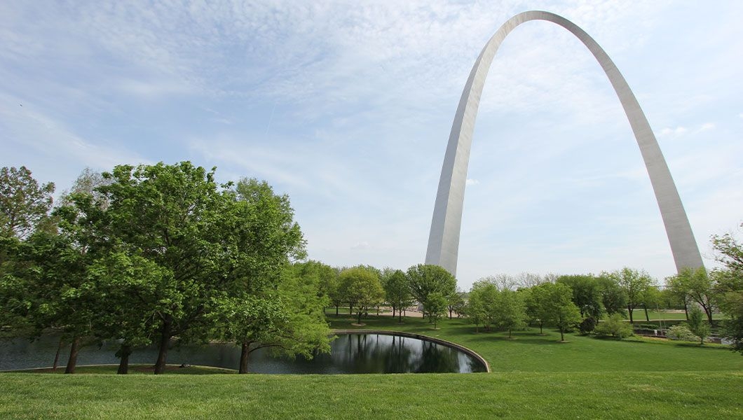 https://res.cloudinary.com/see-sight-tours/image/upload/v1745234801/strapi/The_gateway_arch_in_St_Louis_58d5f84dfb.jpg