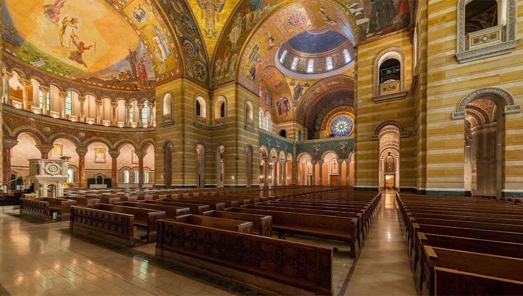 https://res.cloudinary.com/see-sight-tours/image/upload/v1745235496/strapi/Inside_Basilica_of_Saint_Louis_6a4e7ae109.jpg
