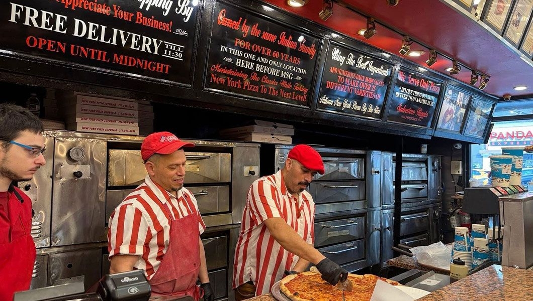 https://res.cloudinary.com/see-sight-tours/image/upload/v1745238385/strapi/NY_Pizza_Suprema_NYC_f8f3c7c19a.jpg