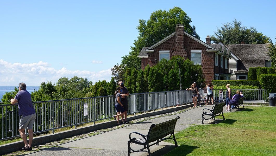 https://res.cloudinary.com/see-sight-tours/image/upload/v1745385319/strapi/kerry_park_seattle_on_a_sunny_day_2d8b4432a8.jpg
