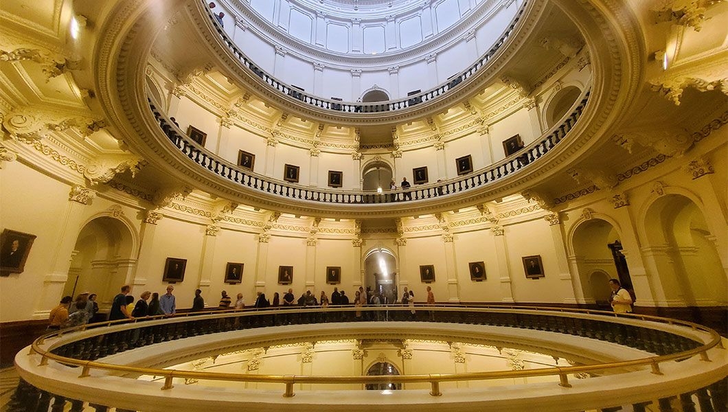 https://res.cloudinary.com/see-sight-tours/image/upload/v1745390565/strapi/Austin_US_Texas_Capitol_92de210277.jpg