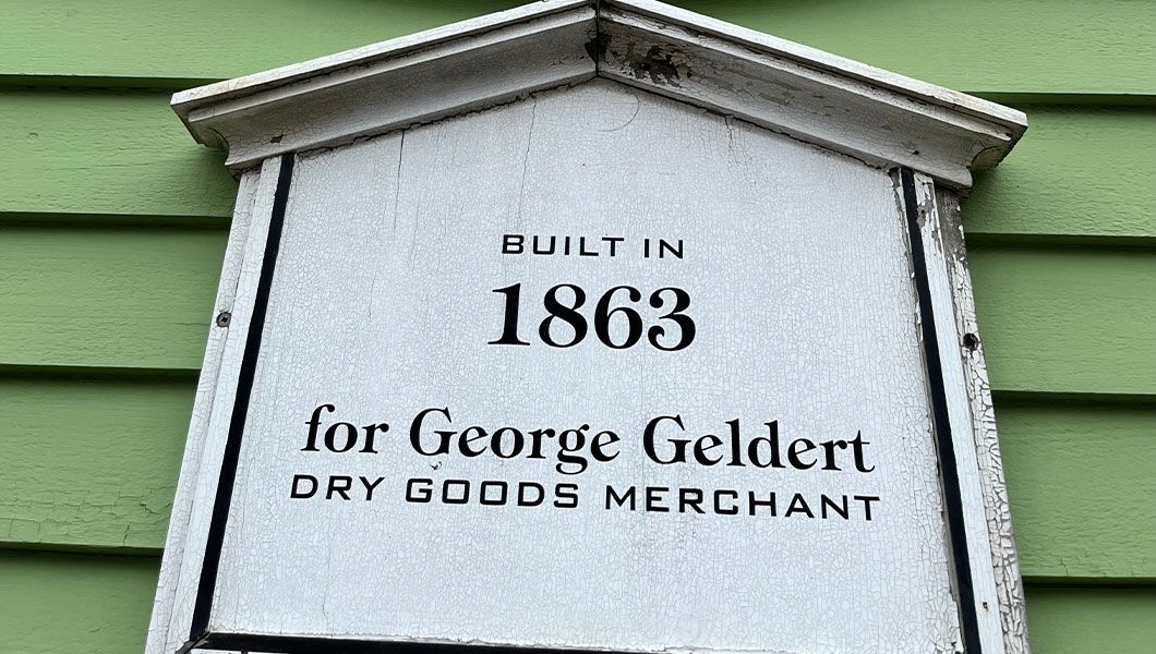https://res.cloudinary.com/see-sight-tours/image/upload/v1745478246/strapi/Salt_and_Shaker_Deli_and_Inn_Halifax_fb0951ba0c.jpg