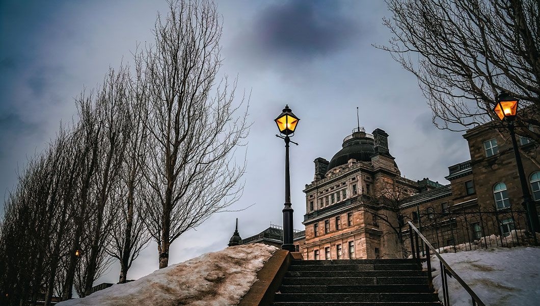 https://res.cloudinary.com/see-sight-tours/image/upload/v1745825413/strapi/City_Hall_Canada_Montreal_5bbf604404.jpg