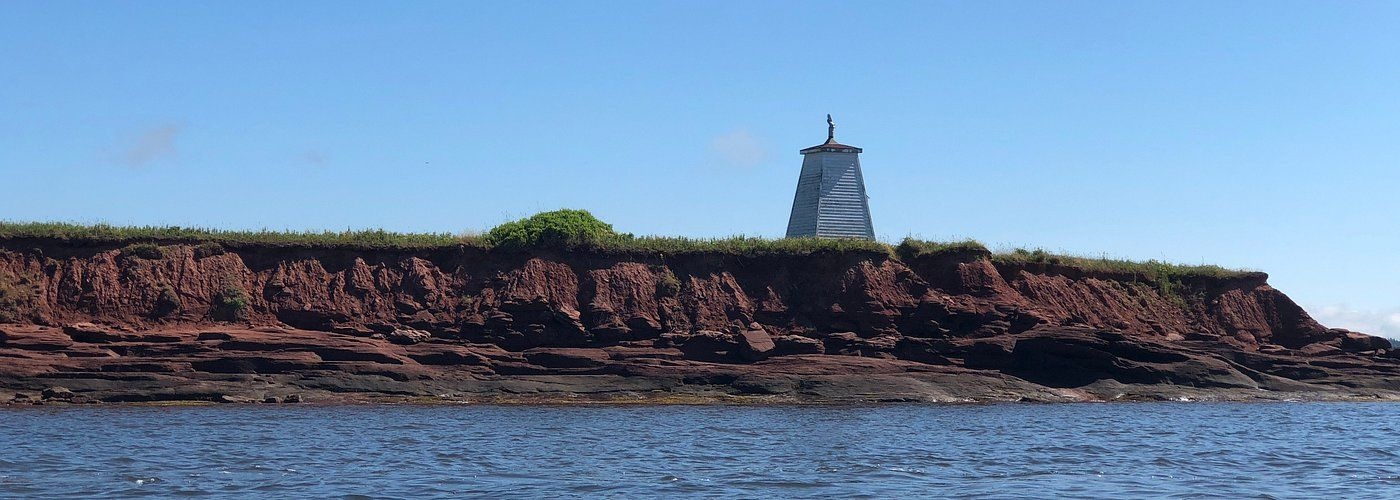 https://res.cloudinary.com/see-sight-tours/image/upload/v1745845213/strapi/by_the_sea_kayaking_e698df0652.jpg