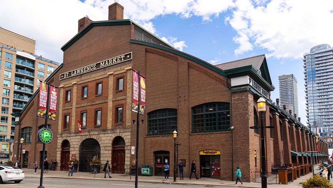 https://res.cloudinary.com/see-sight-tours/image/upload/v1745904391/strapi/St_Lawrence_Market_Torronto_Tour_03b9ff5b57.jpg