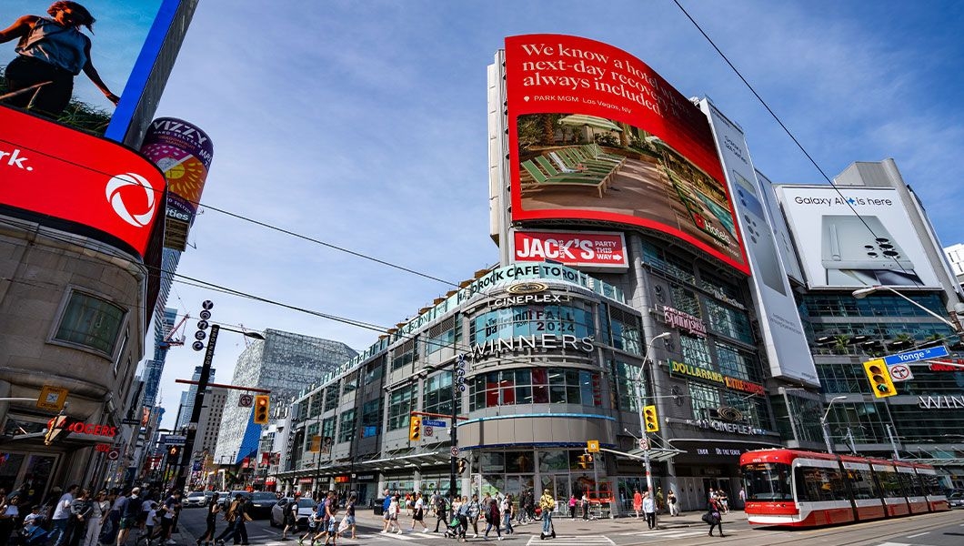 https://res.cloudinary.com/see-sight-tours/image/upload/v1745905523/strapi/Dundas_Square_Canada_Torronto_4784ba8e87.jpg