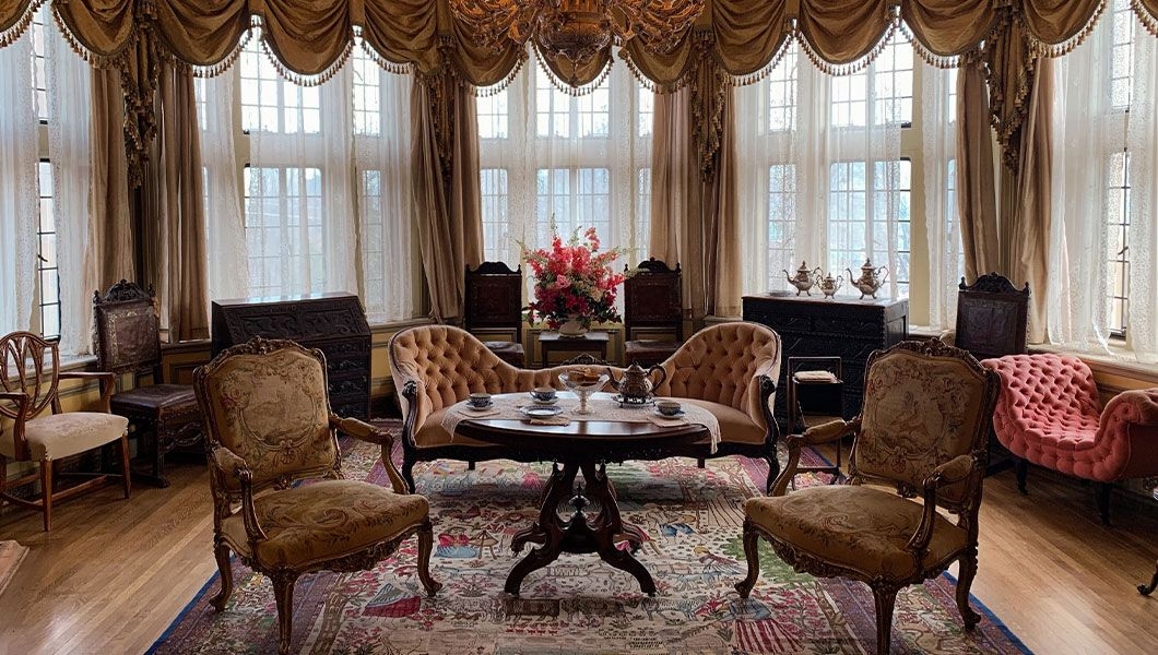 https://res.cloudinary.com/see-sight-tours/image/upload/v1745905789/strapi/Casa_Loma_Torronto_479b7dff7c.jpg