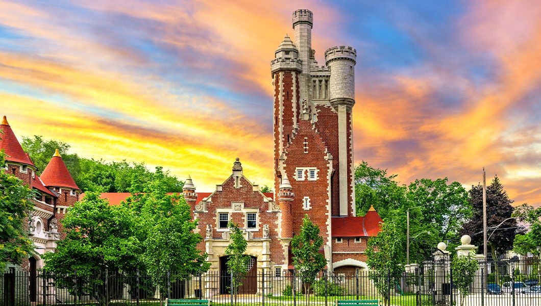 https://res.cloudinary.com/see-sight-tours/image/upload/v1745905789/strapi/Torronto_Tours_Casa_Loma_83257b85c6.jpg