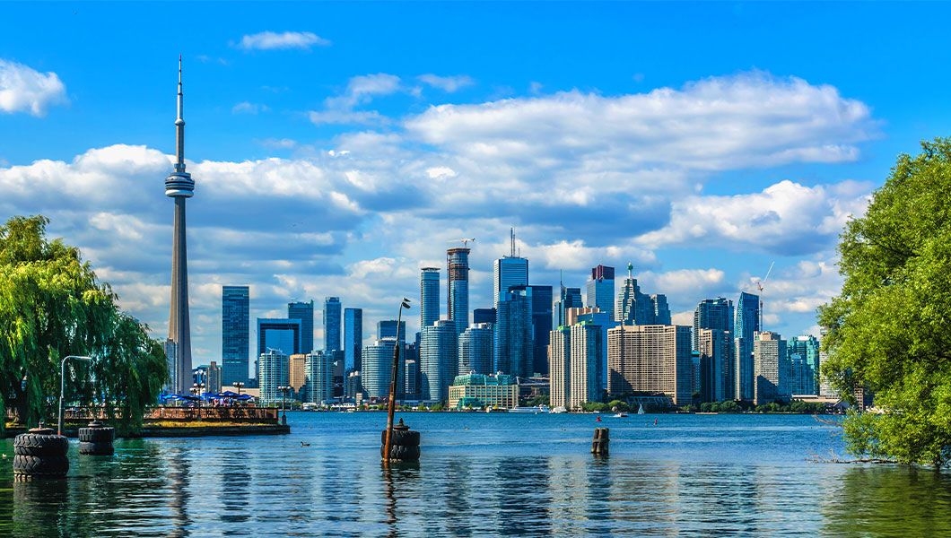 https://res.cloudinary.com/see-sight-tours/image/upload/v1745907495/strapi/Torronto_Waterfront_3227a6e795.jpg