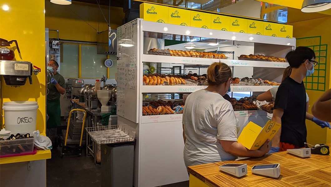 https://res.cloudinary.com/see-sight-tours/image/upload/v1745914187/strapi/Vancouver_Lees_Donuts_3c8fed1ddd.jpg