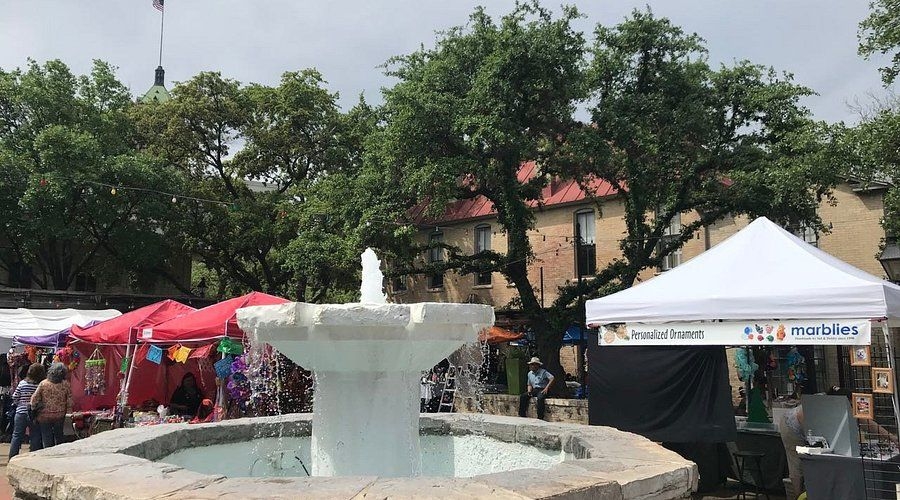 https://res.cloudinary.com/see-sight-tours/image/upload/v1745921797/strapi/fountain_on_the_main_c30e8ec5fa.jpg