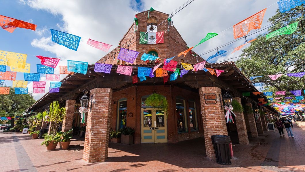 https://res.cloudinary.com/see-sight-tours/image/upload/v1746001871/strapi/Historic_Market_Square_San_Antonio_5_e2789b6916.jpg