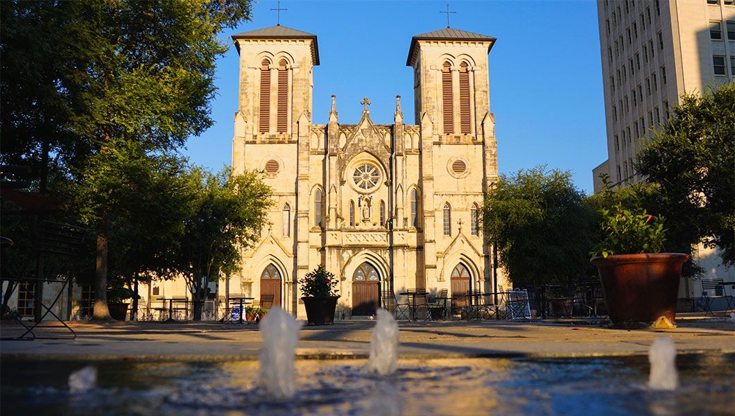 https://res.cloudinary.com/see-sight-tours/image/upload/v1746015099/strapi/San_Fernando_Cathedral_San_Antonio_Texas_6a42a8d35b.jpg
