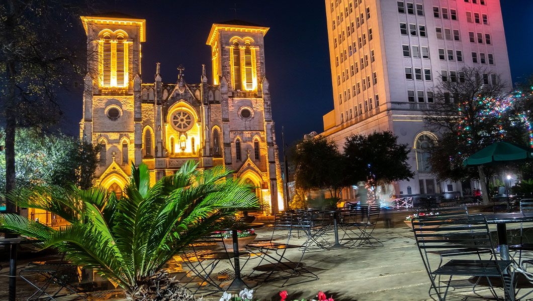 https://res.cloudinary.com/see-sight-tours/image/upload/v1746015100/strapi/San_Fernando_Cathedral_San_Antonio_d57a97f79a.jpg