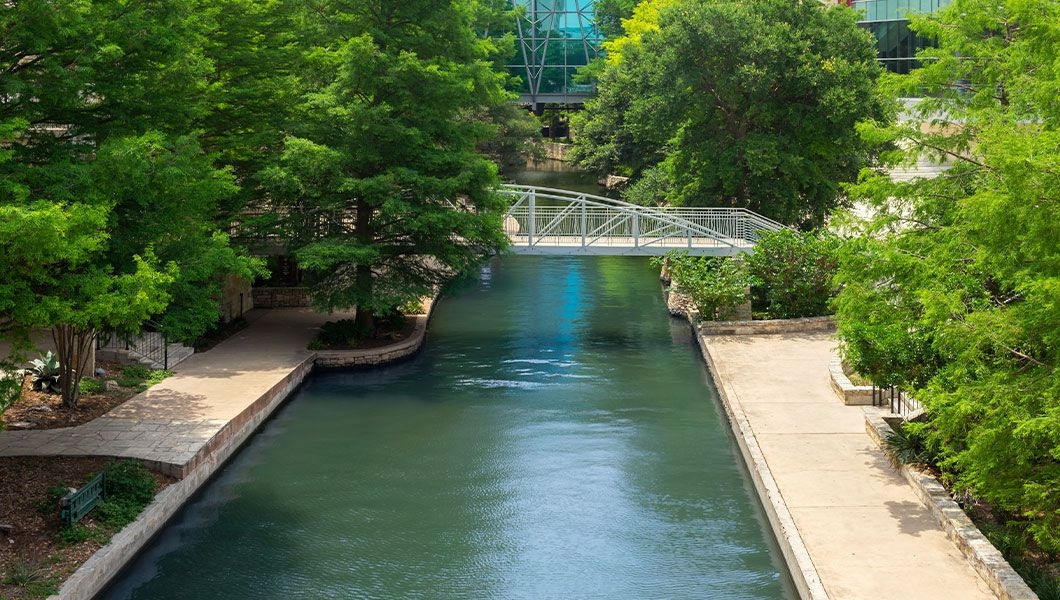 https://res.cloudinary.com/see-sight-tours/image/upload/v1746164347/strapi/Kallison_Love_Lock_Bridge_ad7f8704c0.jpg