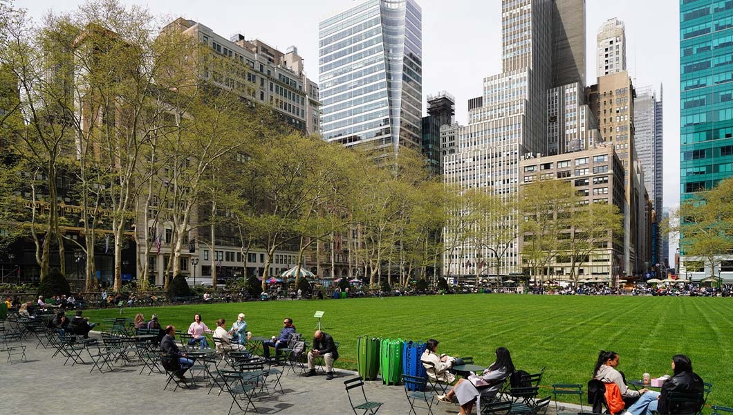 https://res.cloudinary.com/see-sight-tours/image/upload/v1747140346/strapi/bryant_park1_2b80100610.jpg