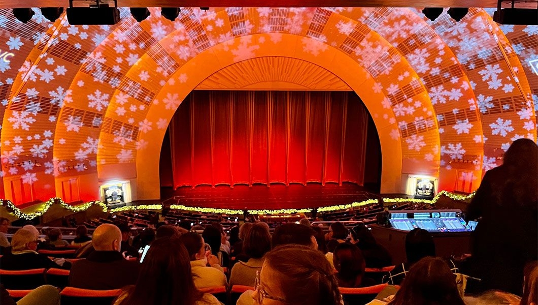 https://res.cloudinary.com/see-sight-tours/image/upload/v1747295586/strapi/Radio_City_Music_Hall_ace2dcc55c.jpg