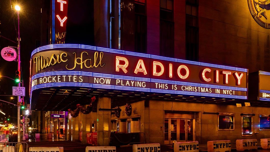 https://res.cloudinary.com/see-sight-tours/image/upload/v1747295586/strapi/Radio_City_Music_Hall_ny_city_286b882246.jpg